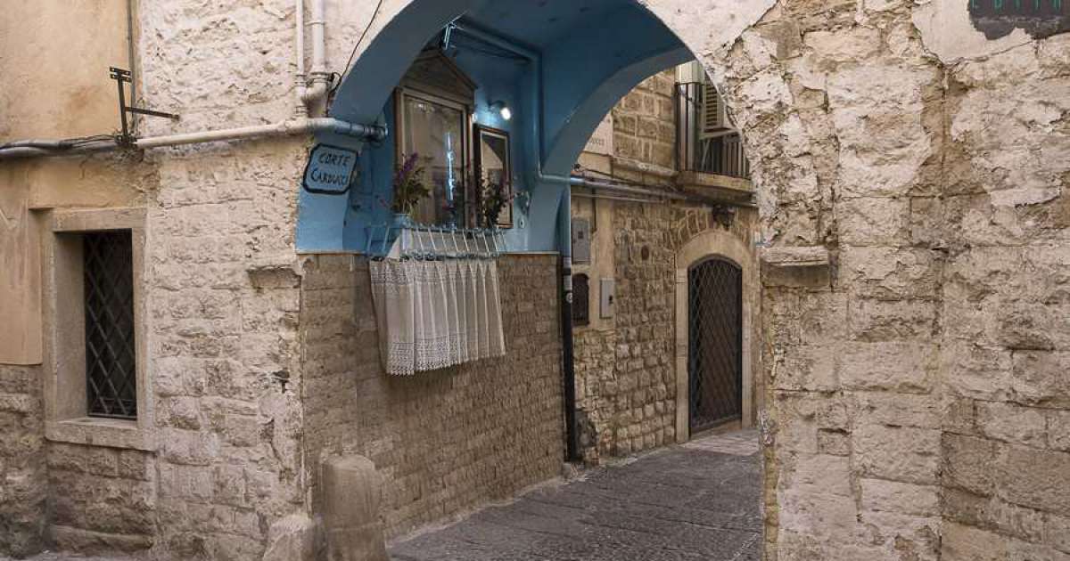 C'� il basso, l'alto e quello delle meraviglie: sono i leggendari archi di Bari Vecchia